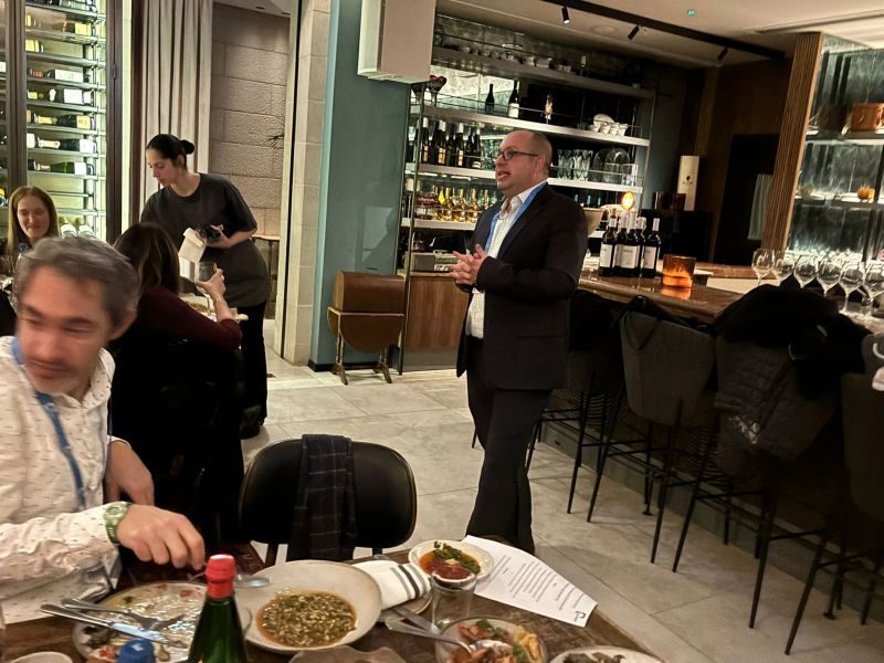 צביקה קליין מדבר בפני קבוצה קטנה בארוחת ערב סגורה