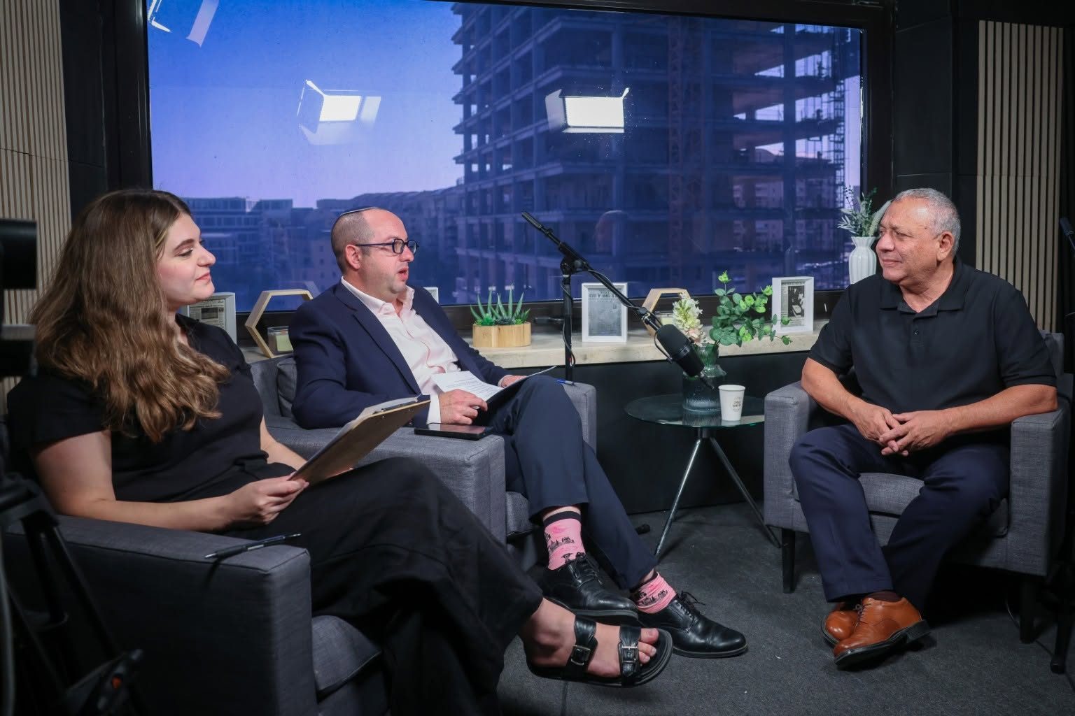 קשת ניב וצביקה קליין מראיינים את גדי איזנקוט באולפן ג'רוזלם פוסט