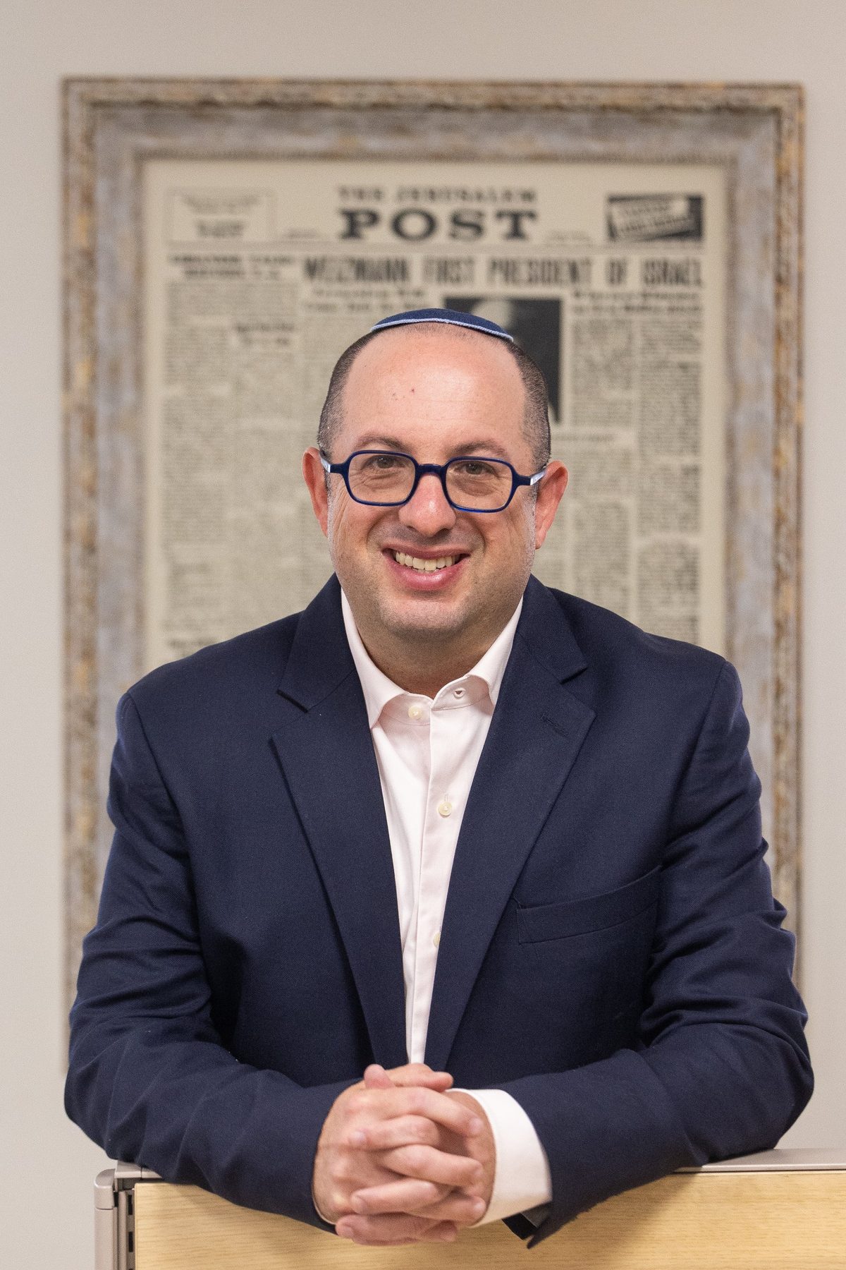 צביקה קליין במערכת ג'רוזלם פוסט, מול עמוד שער ממוסגר שמבשר על בחירת חיים ויצמן לנשיא הראשון של ישראל